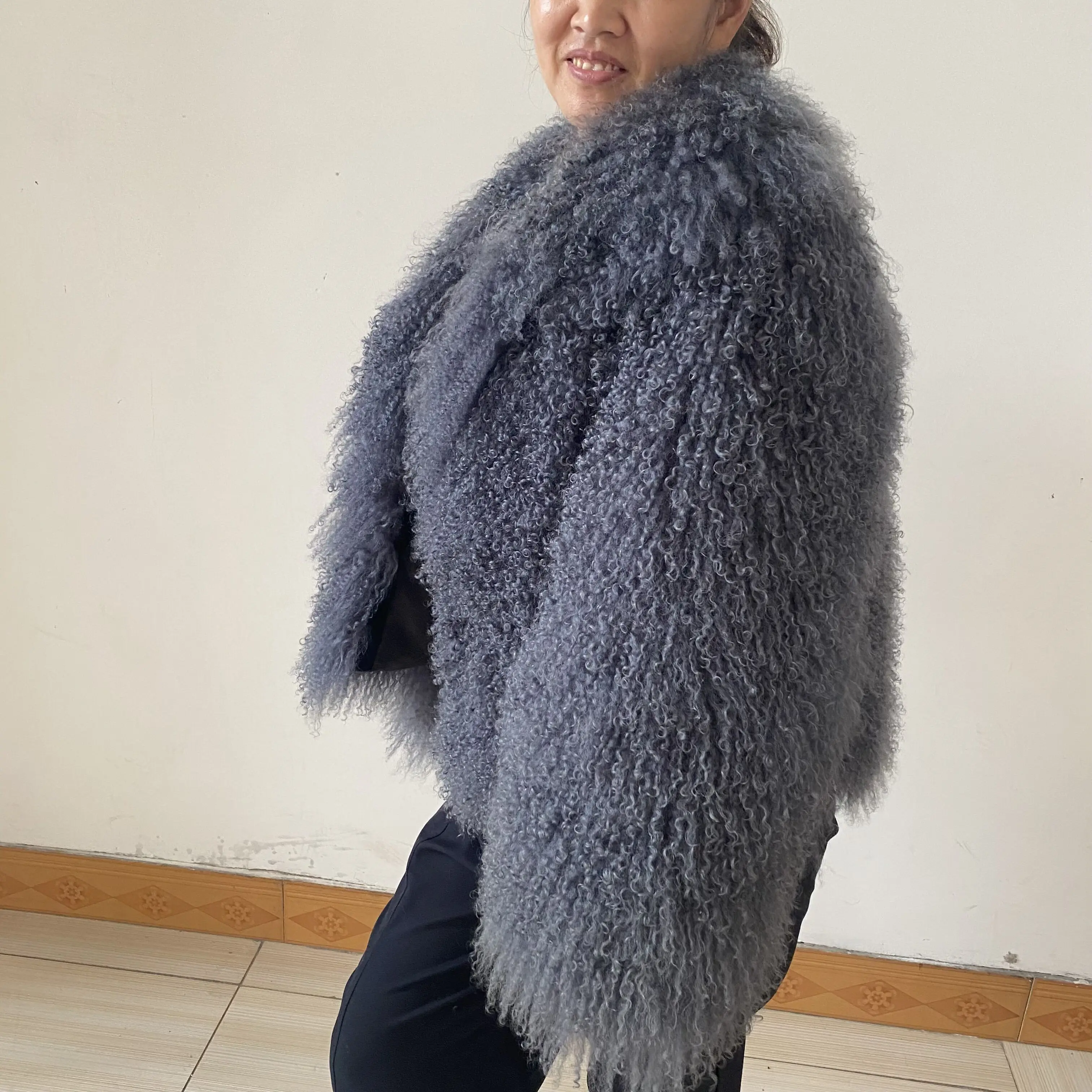 Zimowy damski płaszcz z naturalnego futra - damski płaszcz z kołnierzem z mongolskiej skóry owczej zapewniający ciepło i luksusową elegancję na formalne okazje.