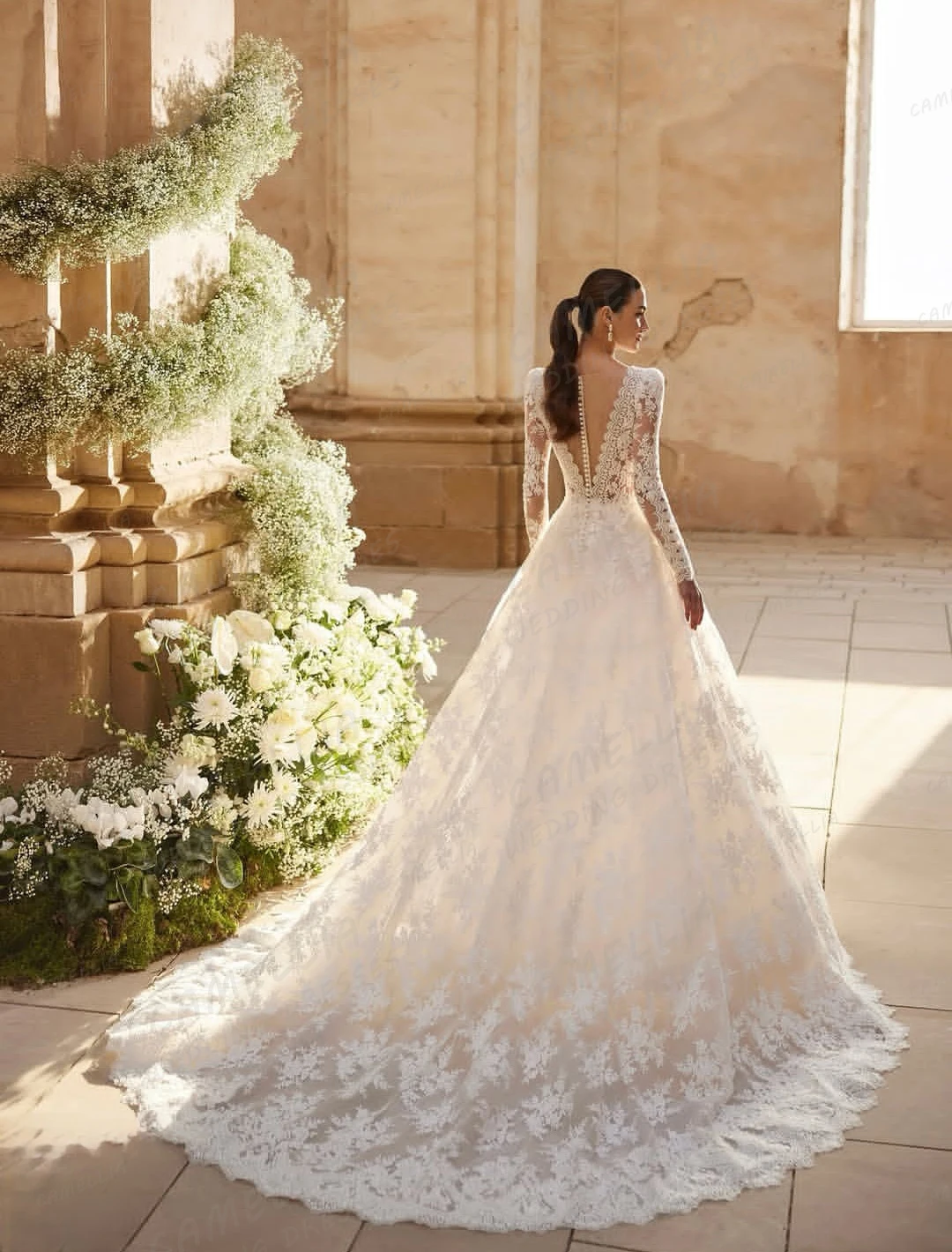 ชุดแต่งงานหรูหราปี 2026 ทรงเอไลน์สำหรับผู้หญิง ดีไซน์เซ็กซี่ประดับลูกไม้ ชุดเจ้าสาวแบบมีชายลากพื้น คอวี  แบบทางการ  สามารถสั่งตัดได้