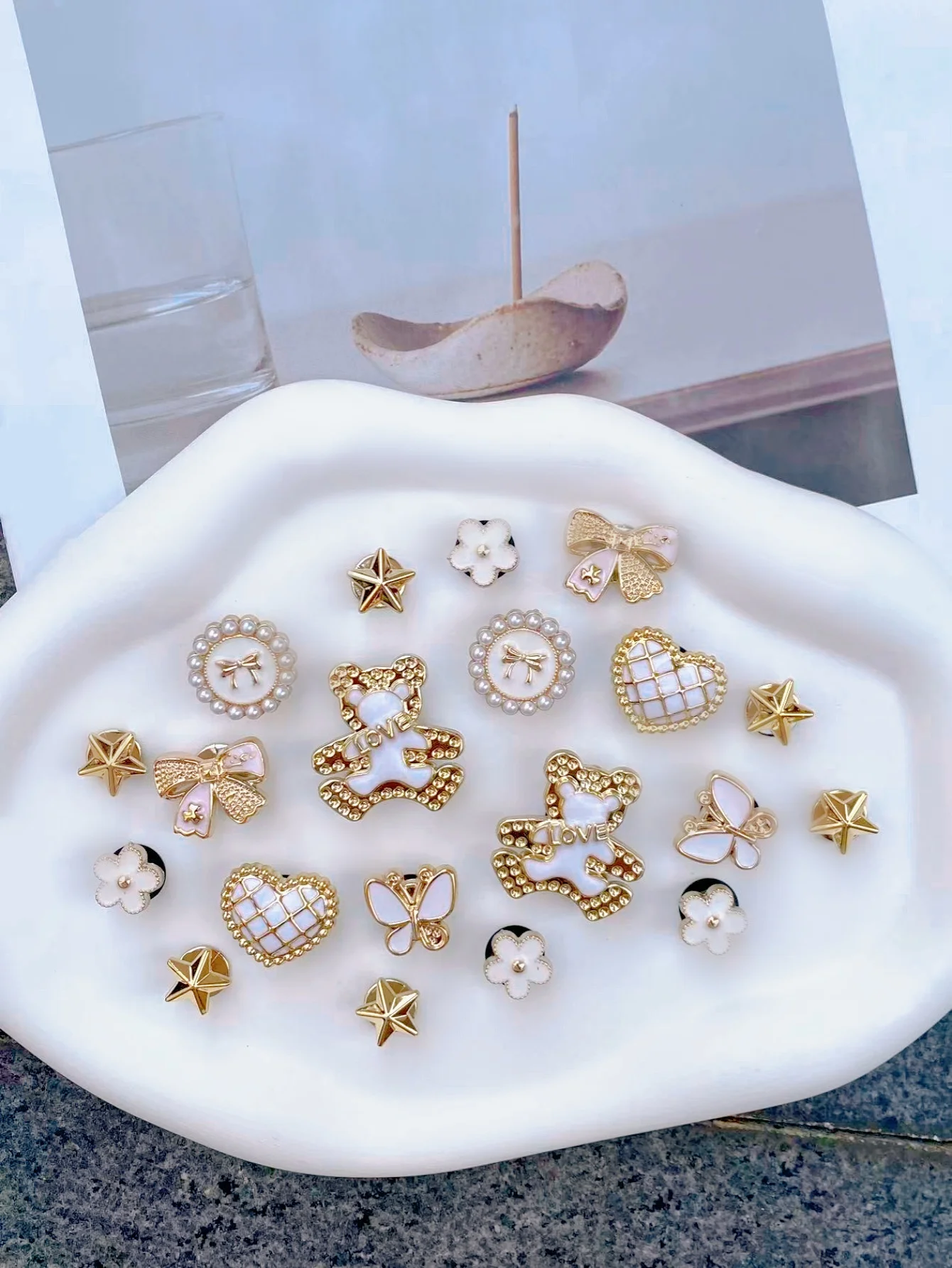 20 زينة بإبزيم أحذية DIY مثل الدببة البيضاء والذهبية والقلوب والأقواس والنجوم والفراشات وكذلك متعددة الوظائف