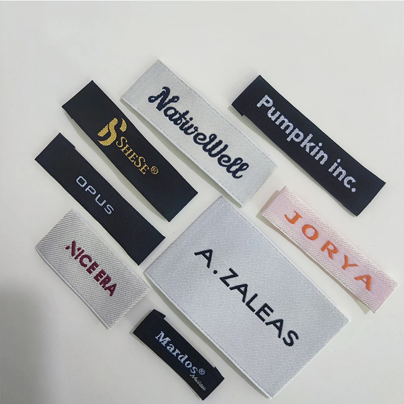 Aangepaste eigen logo hoofdtag geweven labels wasbare kledinglabels reliëflabels DIY vlaglabels voor kleding naaien accessoires