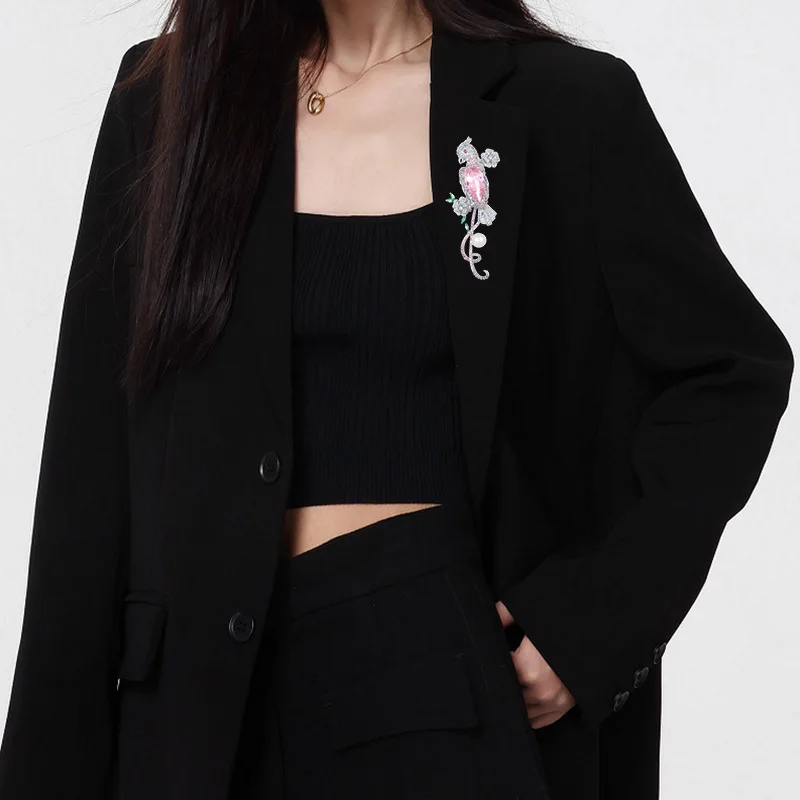 Броши, пальто, костюмы и аксессуары из розового попугая с элитным, элегантным, роскошным и изысканным дизайном.