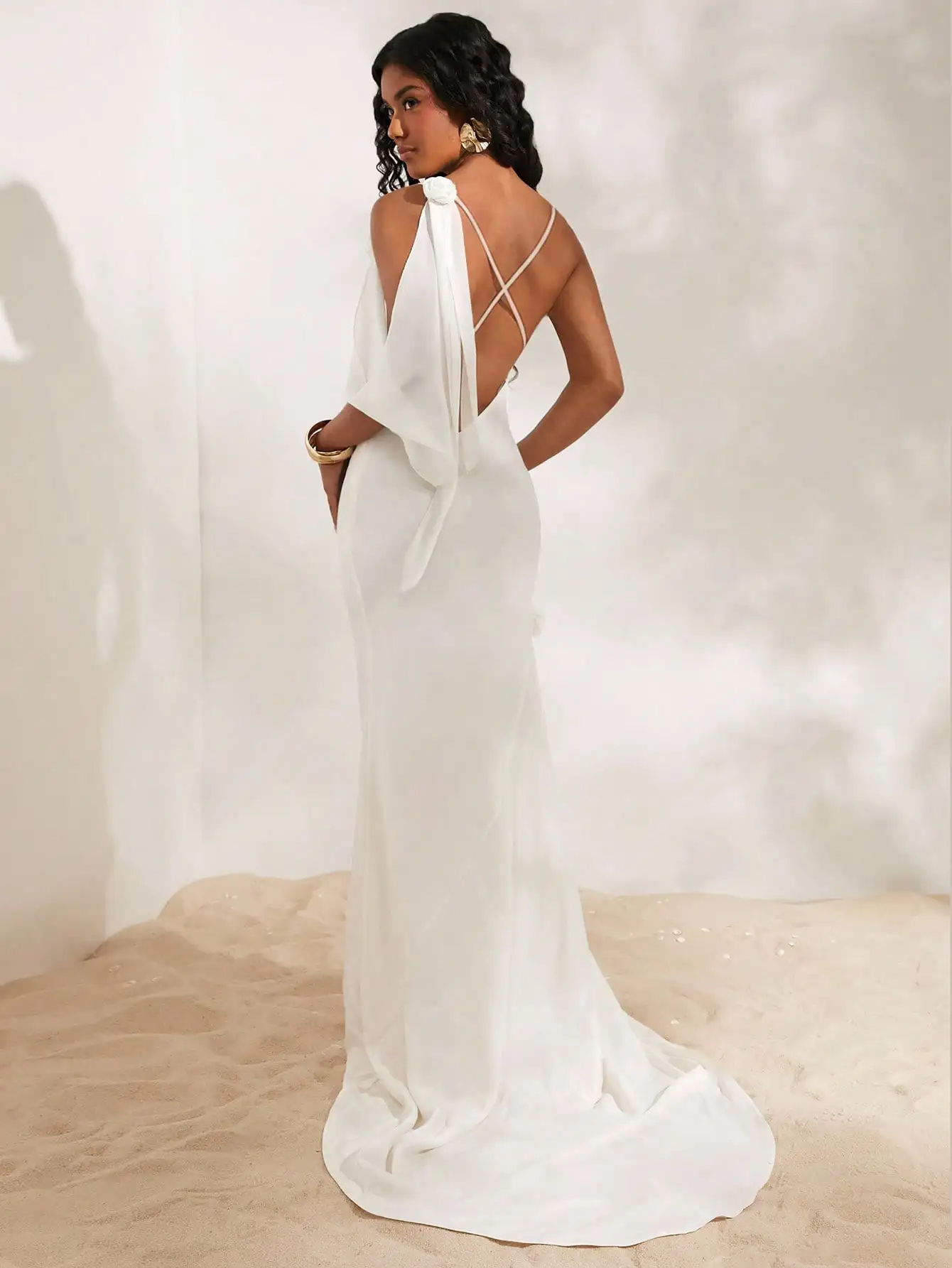 

Elegant White Backless Maxi Slip Dress with Cross Straps and Flowing Train