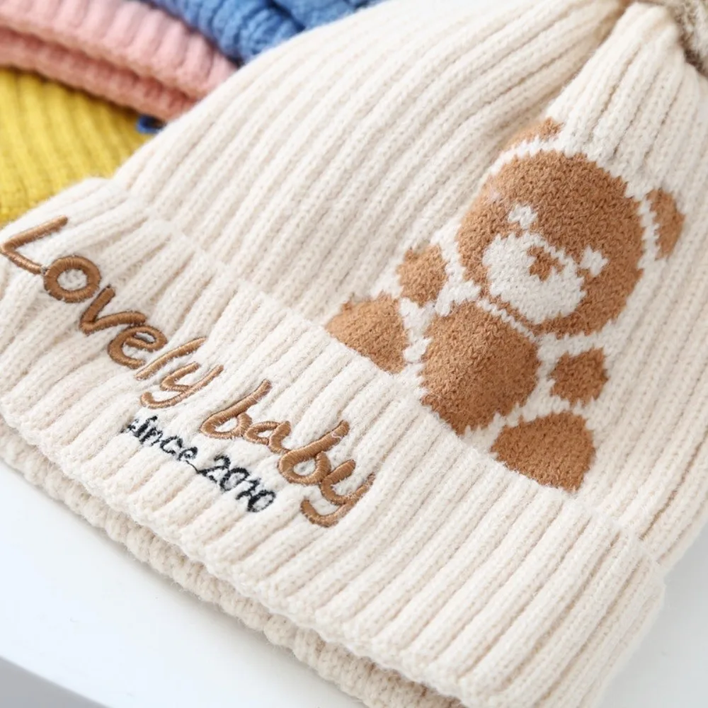 Set Topi Syal Anti Angin Bertema Beruang Desain Lucu Anti-Dingin untuk Anak-Anak dengan Dekorasi Pompom Bahan Rajut Topi Pompom Beruang untuk Pelajar