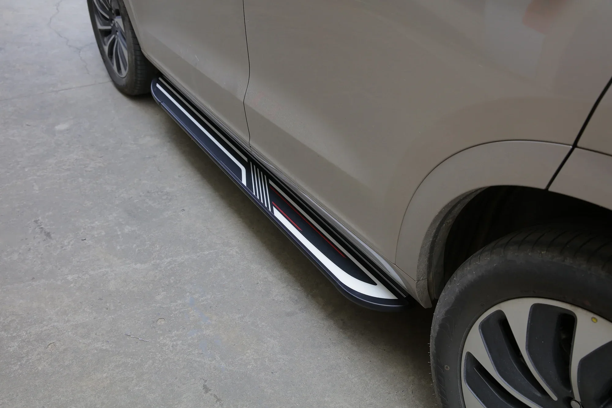 2 個 XC60 2018-2024 ランニングボードサイドステップナーフバーアルミニウム (ブラケット付き) に適合