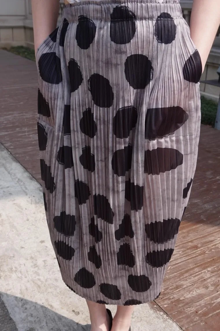 Miyake 2025 Summer Loose Casual Fashion Style Medium and Long Pleated Black Polka Dot Skirt Elastic High Waist Pleated Skirt