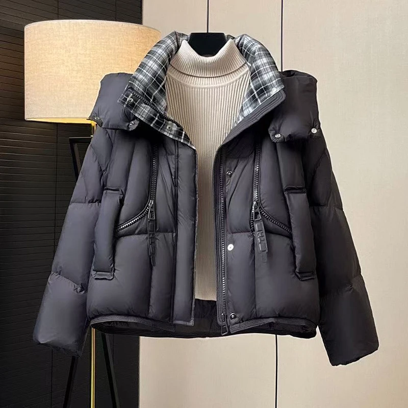 2025, modische kurze Daunenjacke mit Kapuze, dicker Kurzmantel für Damen, Kontrastfarbe, neue koreanische Version, weißer Entendaunen-Wintermantel