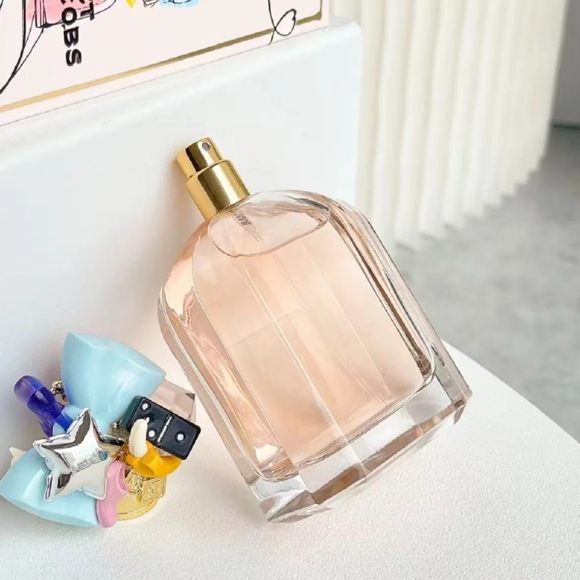 100ML 高級ブランド香水 長持ちする香り 若々しい魅力満載 鮮やかで優しいレディースボディスプレー 毎日の使用に最適