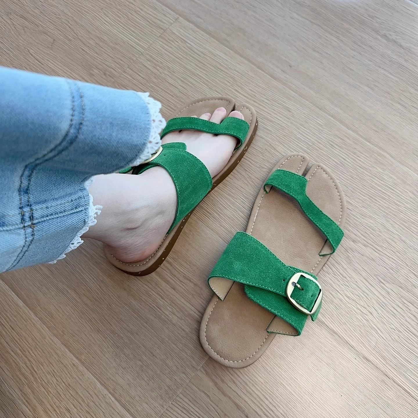 

2023 летние новые женские уличные тапочки с разделенным носком, простые дизайнерские повседневные приморские праздничные женские сандалии с круглым носком и плоской пряжкой