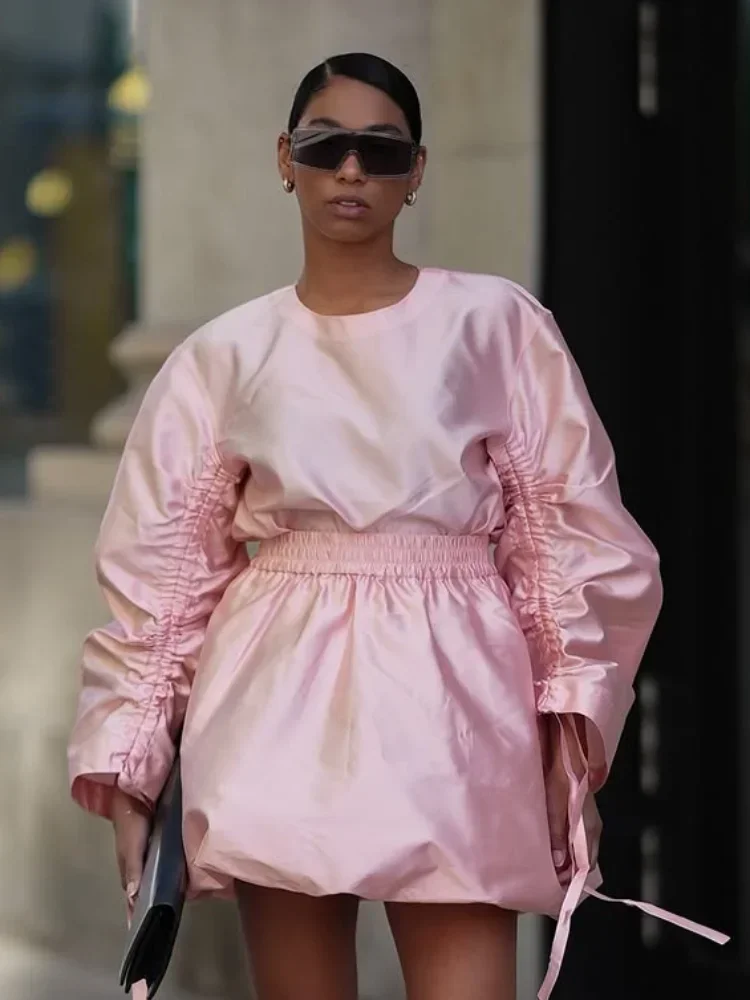 

Розовая атласная мини-юбка с пышным подолом, женский шикарный костюм с круглым вырезом на шнуровке, с высокой талией и длинными рукавами, плиссированный топ, модные летние уличные наряды