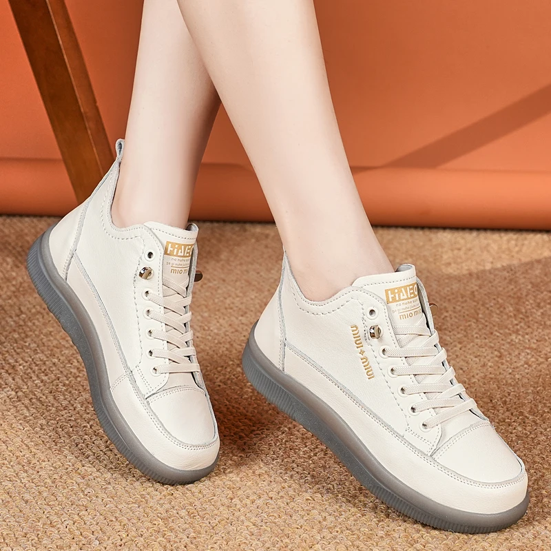 

Women's Leather Low-Top Sneakers - Lace-Up Non-Slip Casual Walking Shoes with Letter Print