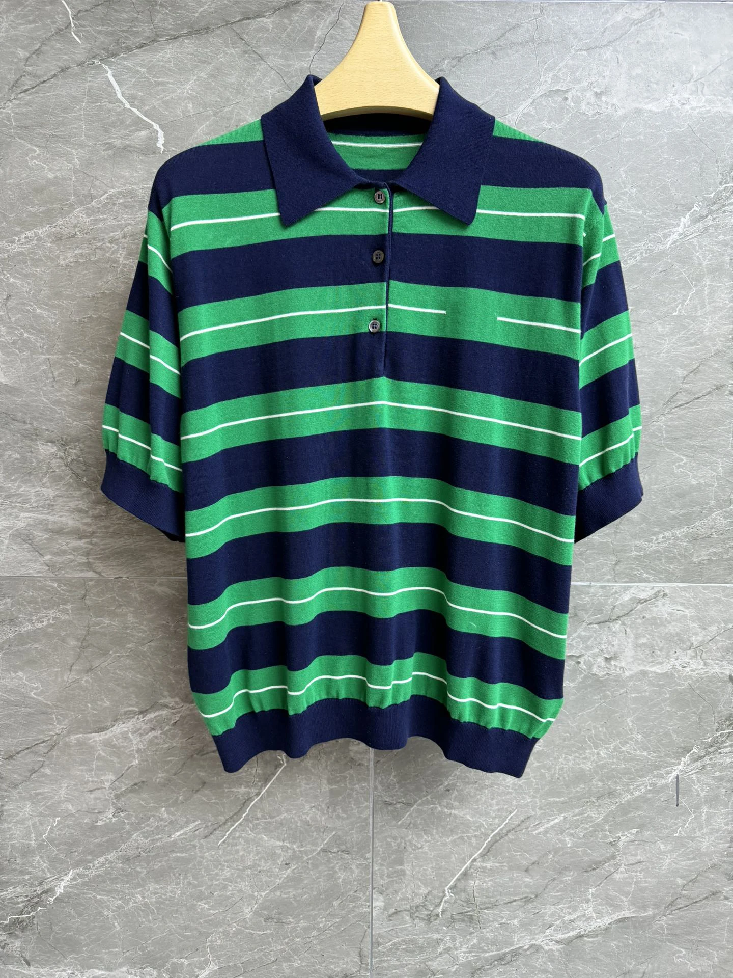 

Полосатая рубашка - элегантный индивидуальный крой, мягкие перья, легкие пары со всем. 2025 летние женские новинки хит продаж