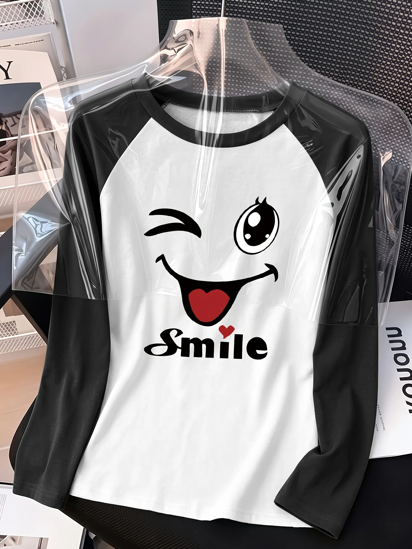 Cartoon Winking Smiling Face Print Raglan Long Sleeve T-Shirt Loose Fit Casual T Shirt for Daily Outdoor Clothes Female Vintage