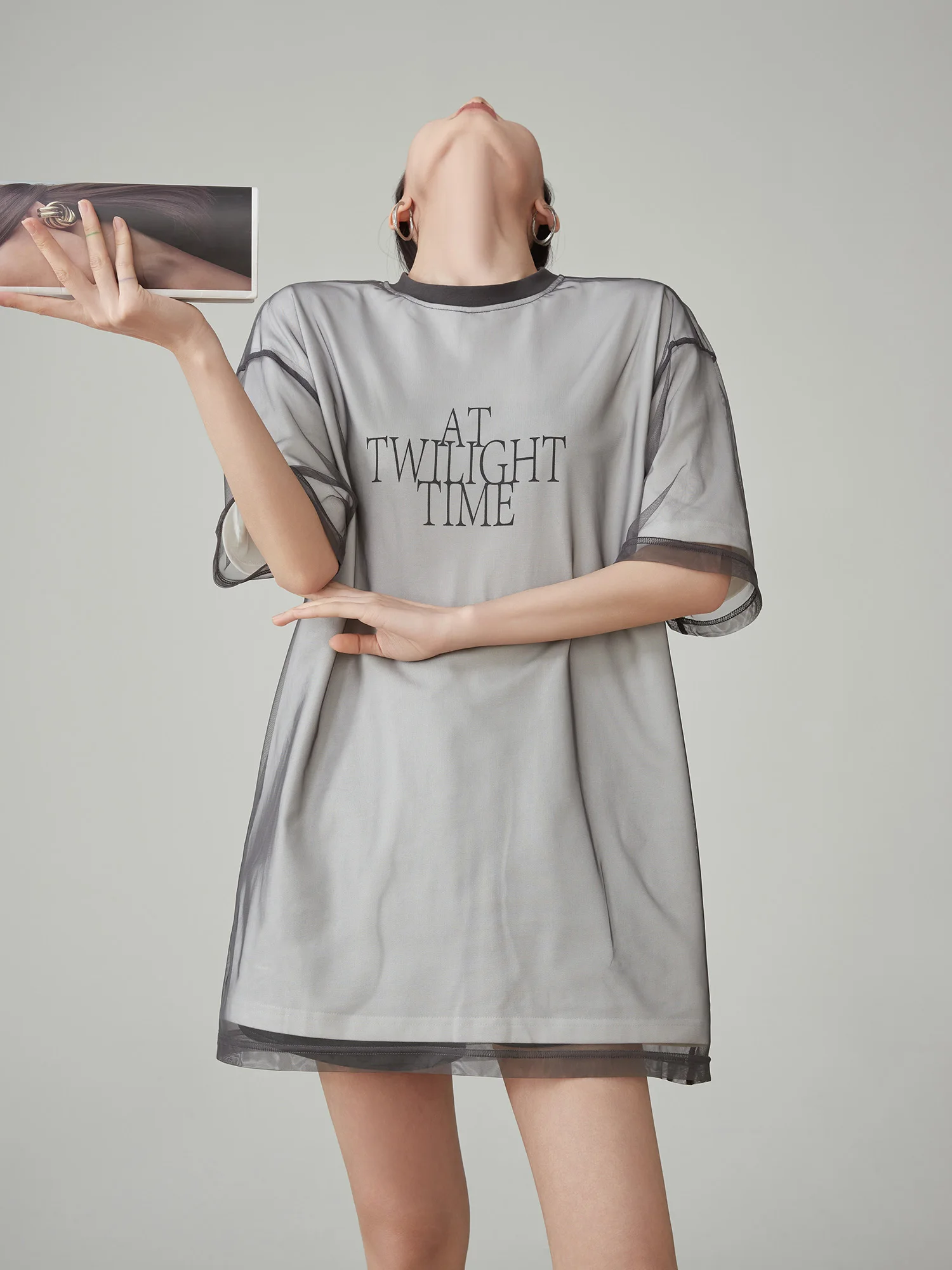 

Новая летняя женская свободная футболка с кружевным принтом и надписями, короткий рукав, креативный дизайн, модный топ