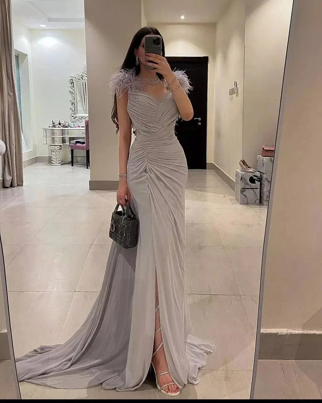 Elegant Grey Evening Dresses V-neck Feather Prom Dress Mermaid Sleeveless Front Split Pleated Party Gowns 2024 فستان سهرة نسائي