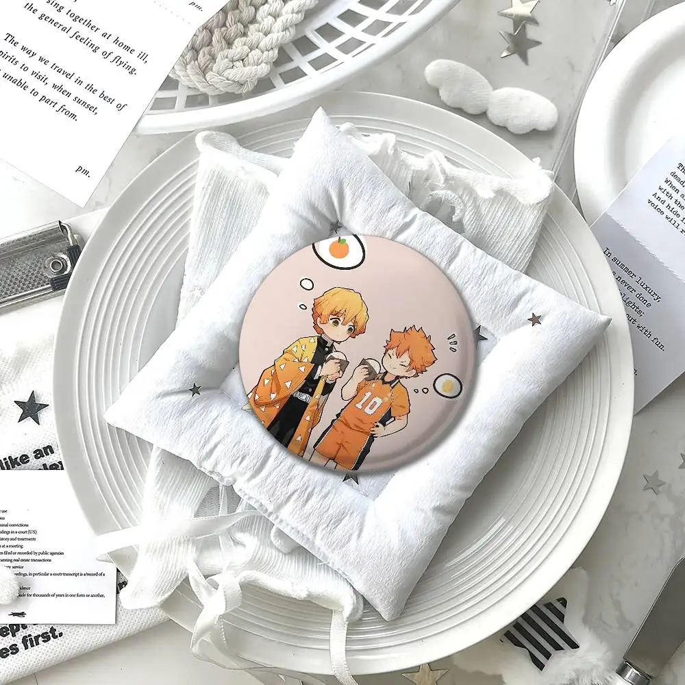 أمين H-Haikyuu وD-Demon القتلة شارات شارات الكرتون دبابيس مستديرة على ظهره سترة الاكريليك زر دبابيس جمع الهدايا