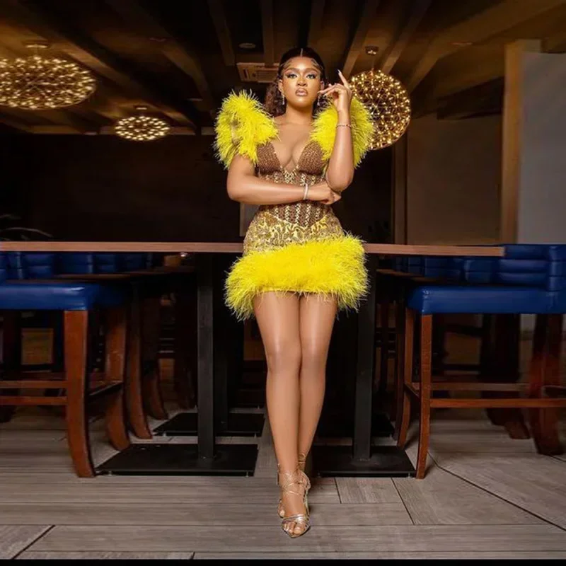 

Короткое коктейльное бальное платье Aso Ebi с кружевными перьями, черное коктейльное бальное платье для девочек, сексуальное вечернее платье с v-образным вырезом «Снова в школу», вечернее платье знаменитостей по индивидуальному заказу