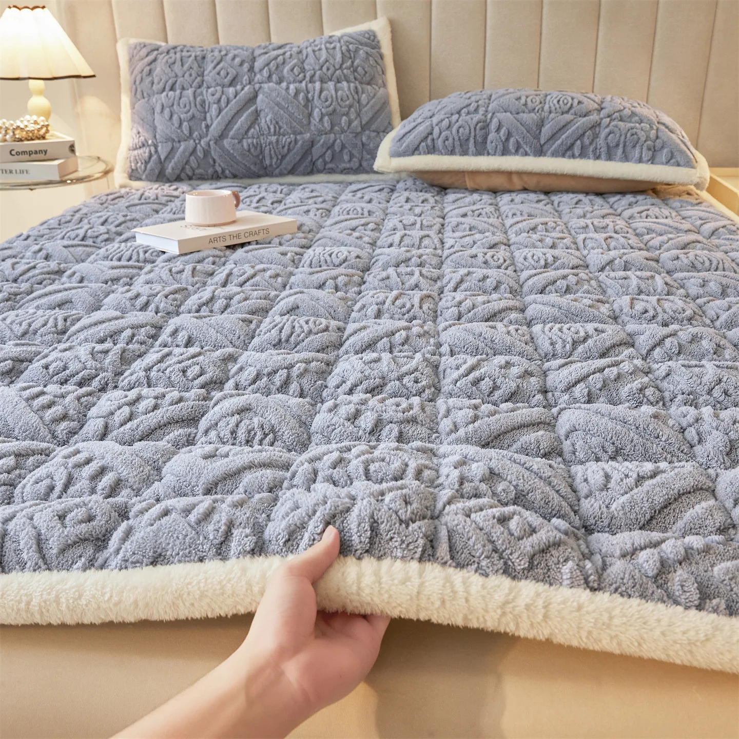 

1PC Milk Velvet Mattress Warm Quilted Bed Sheet for Winter Warm Bedspread Double Thin Bed Mat Pad Queen Mattress Protector Cover