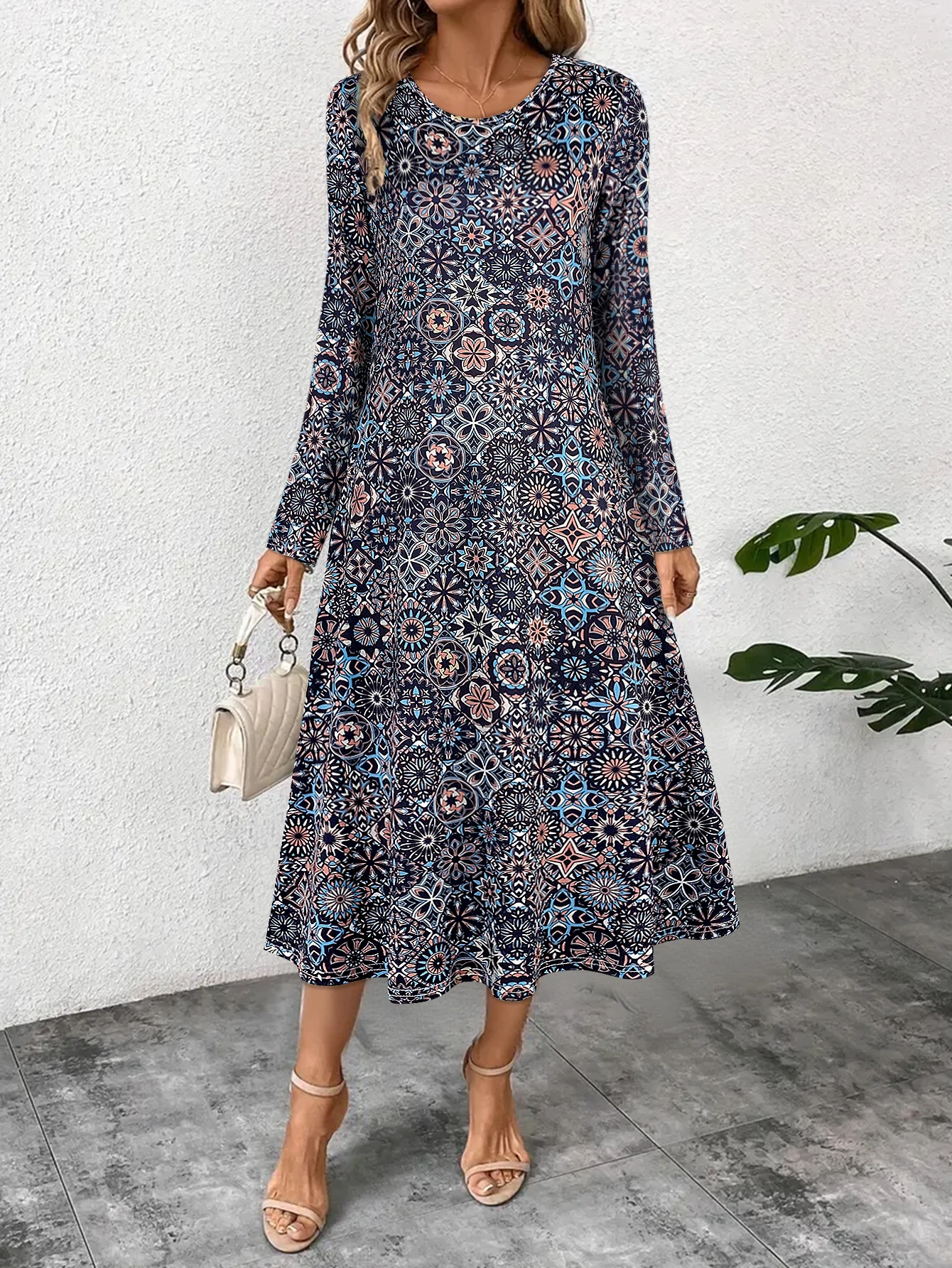 Damska sukienka midi z długim rękawem i okrągłym dekoltem, z wyrafinowanym, wielokolorowym, geometrycznym wzorem kwiatowym, w stylu casual boho i do noszenia na co dzień.