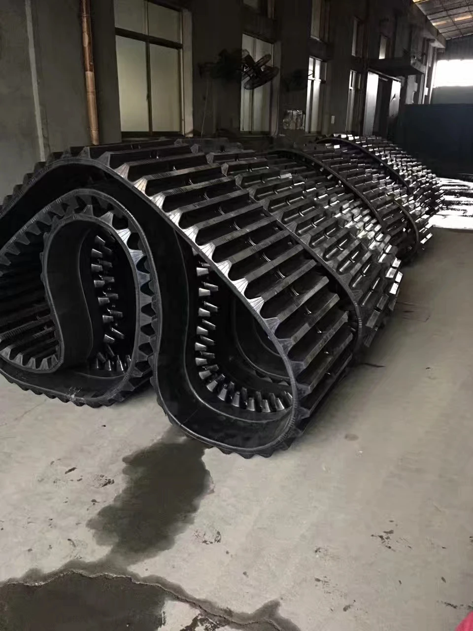 2025年農業用クローラトラックスキッドステアローダーミニショベル足回り小型ゴム製300 * 52.5 * 82Nトラックパッド