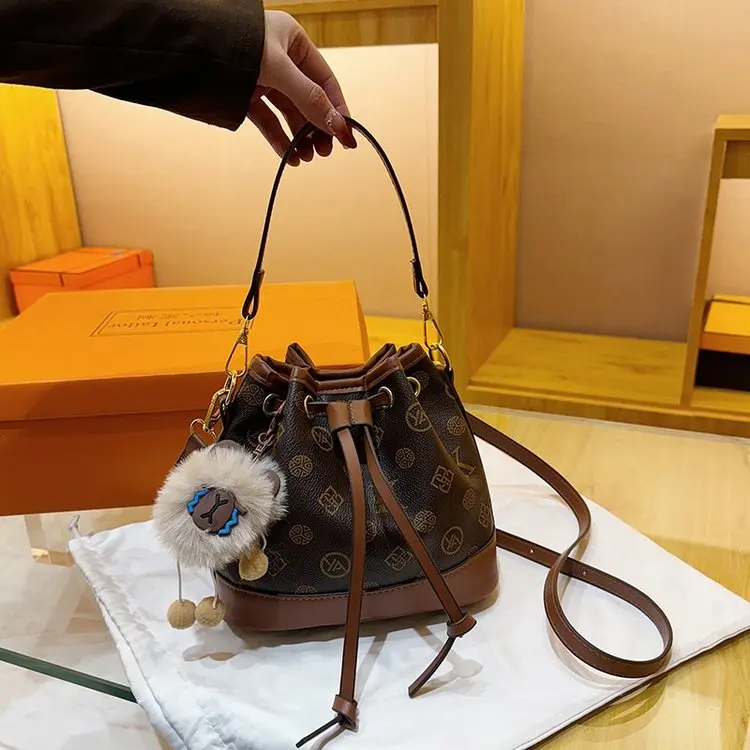 

2026 New European High-end Fashion Retro Style Letter Splicing Bucket Boston Bag Handbag Oblique Span Women