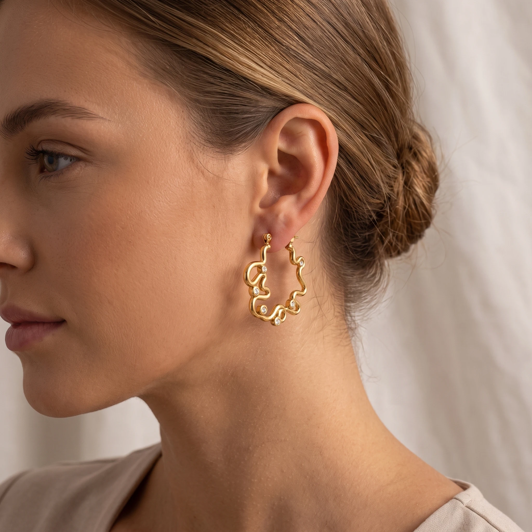 18 Karat vergoldete, gewellte Creolen aus Edelstahl, unregelmäßige, geometrische, klobige Ohrringe mit Strass-Kristallen, Schmuck für Damen – Detail 8
