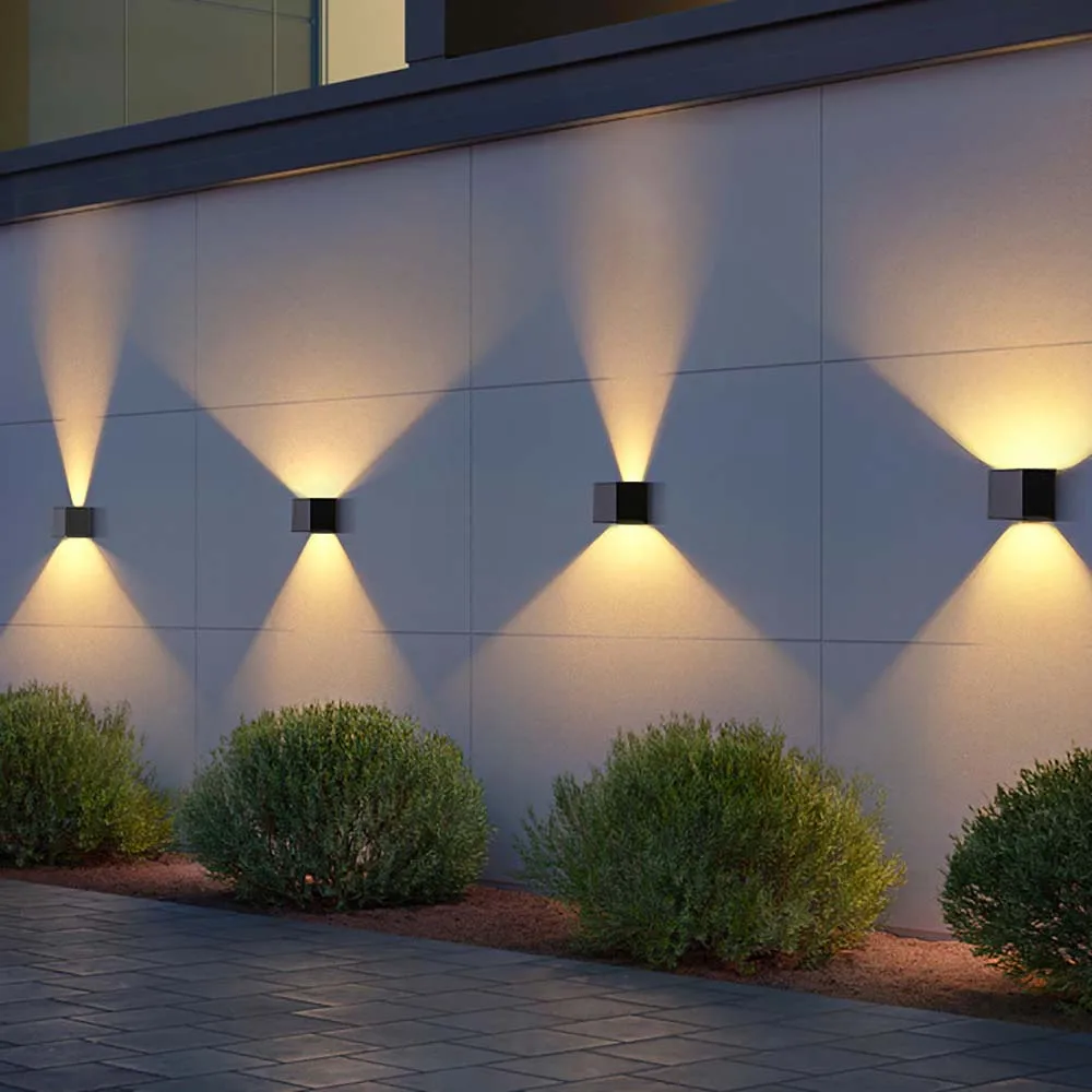 Lampada da parete solare luce calda per esterni impermeabile su e giù illuminazione luminosa balcone cortile decorazione del giardino luci parete