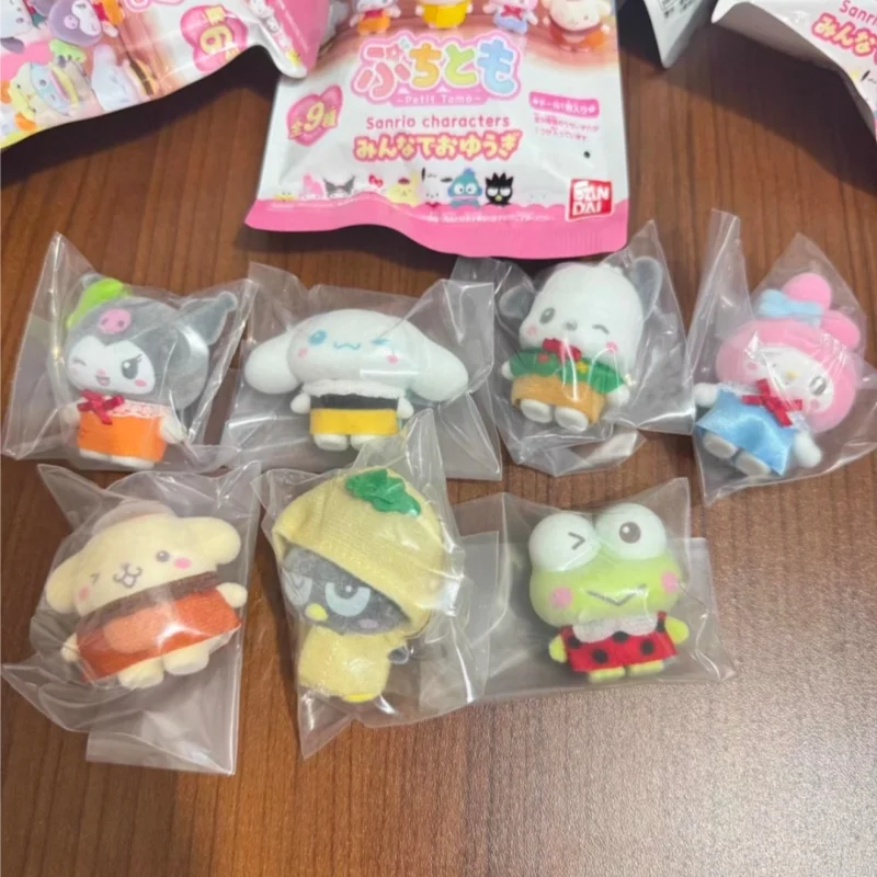 

Новые оригинальные аниме-фигурки HelloKitty и Kuromi из серии «Давайте устроим садовое чаепитие вместе», 4 см, декоративные настольные игрушки, фан-атрибутика