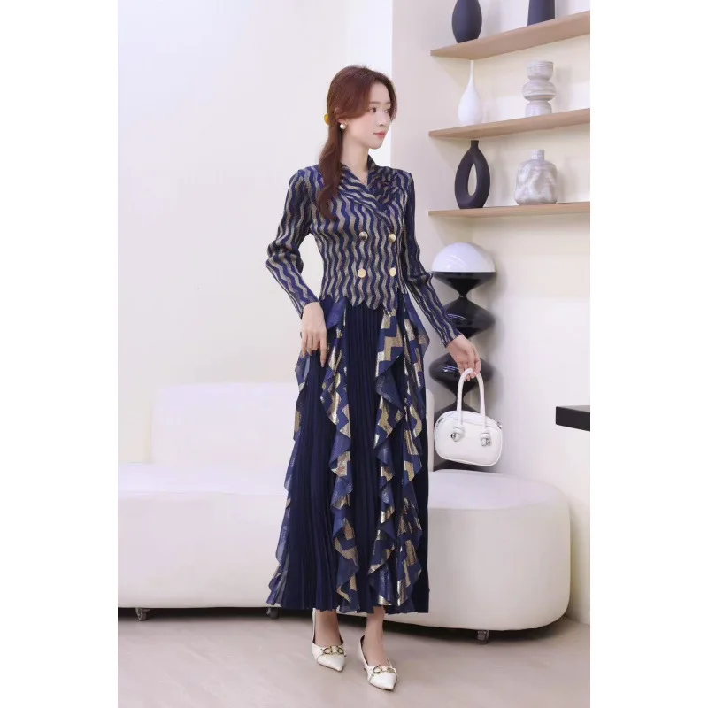 กระโปรงยาวทรงพลีทสีทอง แต่งกระดุมสองแถว คอปกแบบตะวันตก พร้อมสายรัดเอวสำหรับผู้หญิง