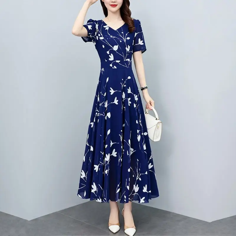 Elegantes langes Sommerkleid mit Blumenmuster