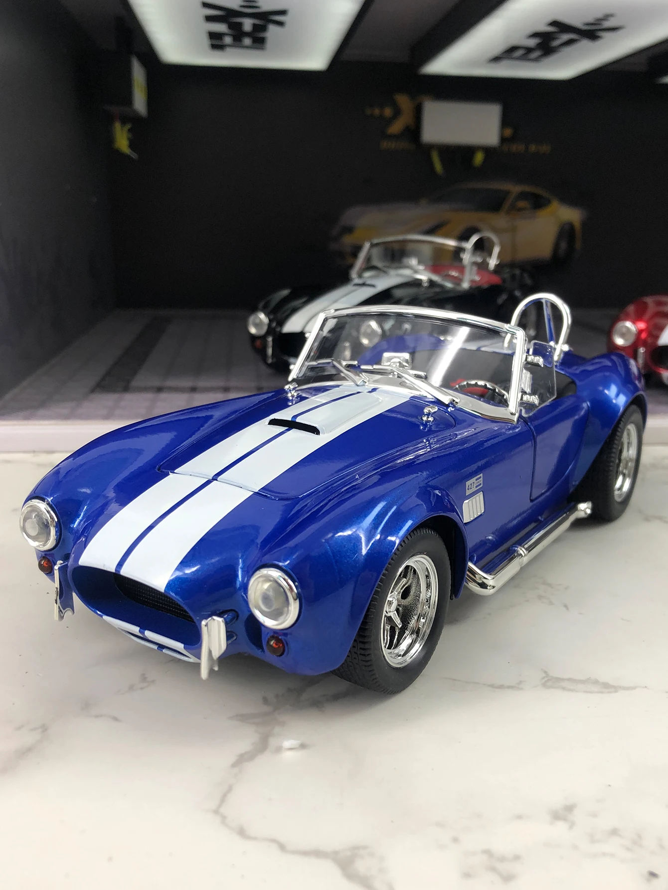 

1:24 имитация ретро-модели автомобиля из цинкового сплава, статическое украшение, металлический коллекционный подарочный автомобиль