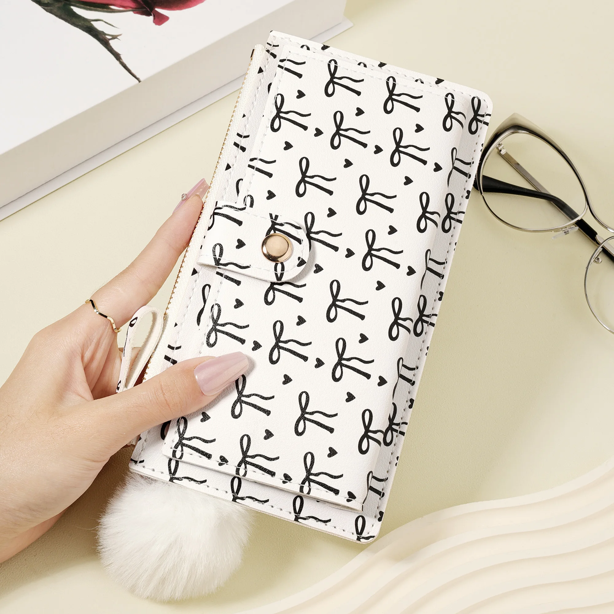 حقيبة يد طويلة - محفظة عملات معدنية أنيقة مع سحر بوم بوم تتميز بفتحات متعددة للبطاقات ومقصورات للهاتف وأنيقة #1