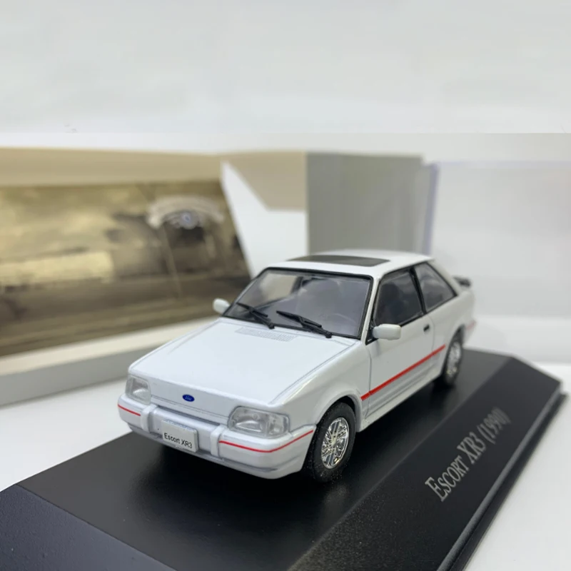 

Литой под давлением оригинальный масштаб 1:43 ESCORT XR3 модель из сплава, имитация украшения, хобби, сувениры, коллекция подарков, статический дисплей
