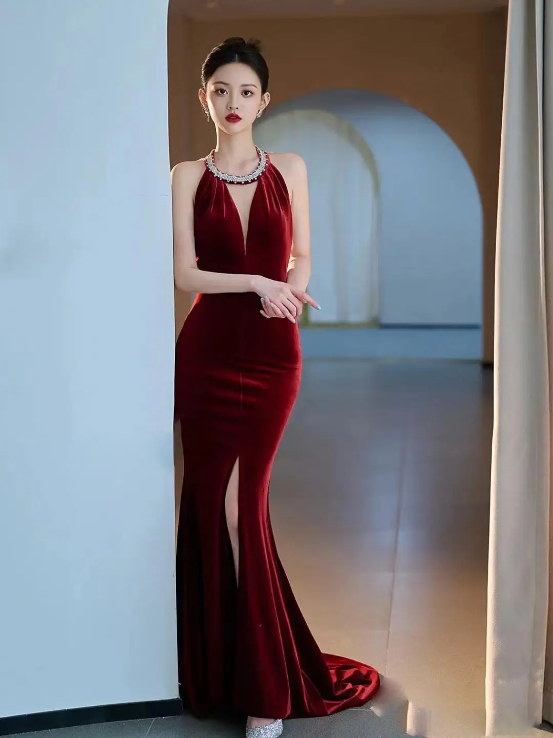 

Velvet Burgundy Mermaid Bridesmaid Dress Halter Tassel Applique Slim Fit Prom Party Evening Bridal Toast Gowns Vestidos De Noche