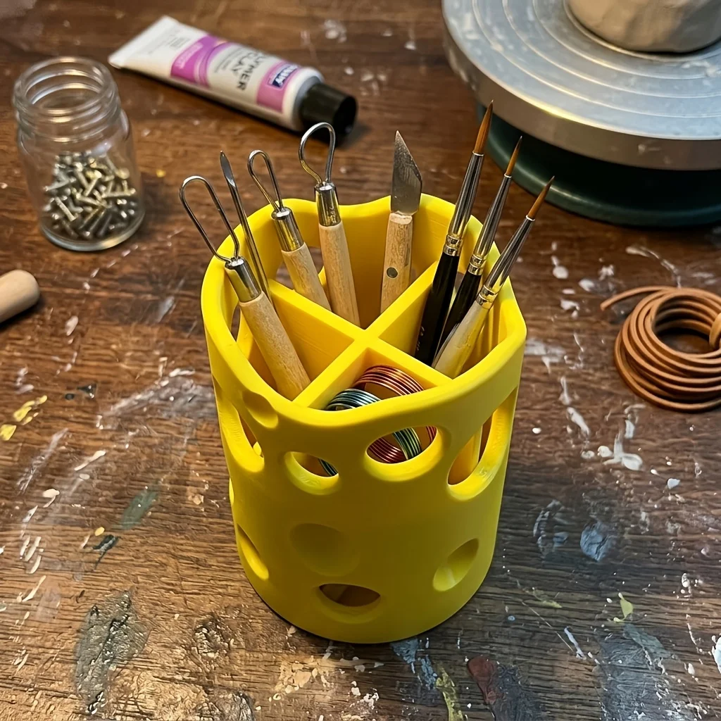 Creative shaped pen holder, office decoration item, art student's paintbrush storage, creative birthday gift for friends
