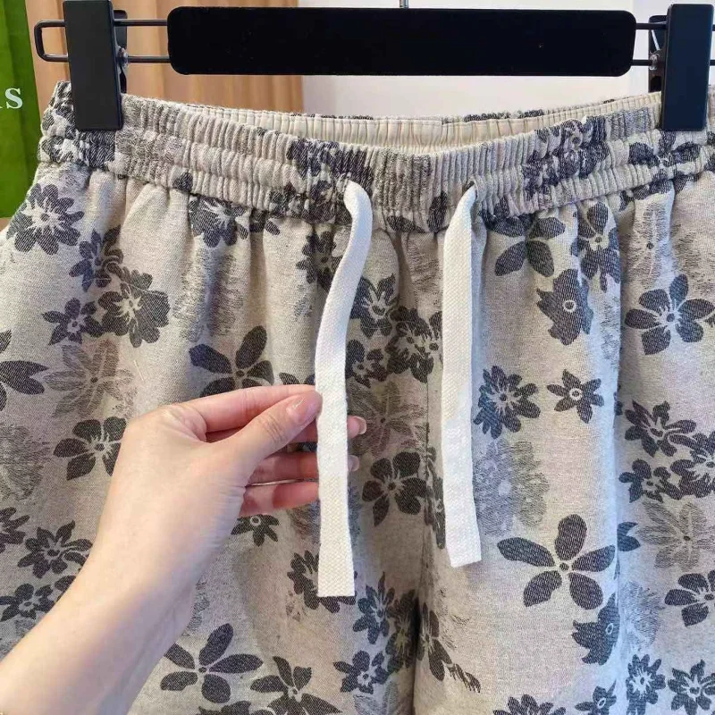 2025 Nuevos pantalones cortos de gama alta con estampado retro, modernos y versátiles para mujer