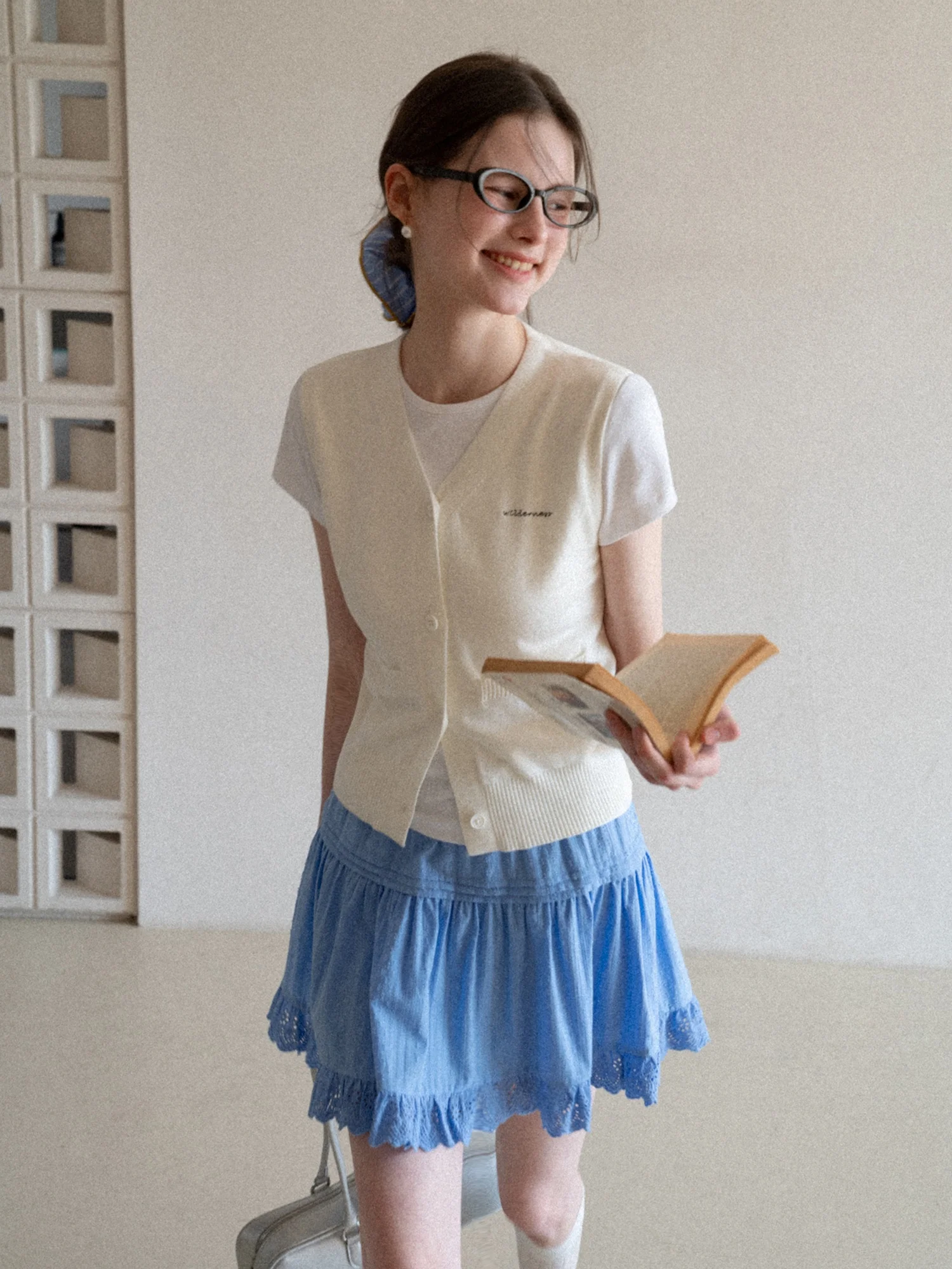 

EggkufeneEmbroideredV-NeSlKnitwearWomen'sSpringFaionSoftAcrylicPolyesterModalNylonBlendedortSveTop