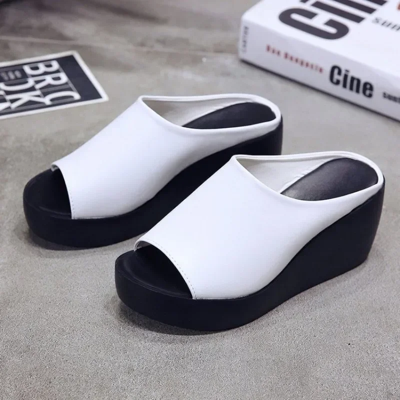 Modische Damen Keilabsatz-Slipper mit Offener Zehenpartie, Plateau-Sandalen zum Hineinschlüpfen, Weiches Leder, Lässige Sommer-Outdoor-Mules – Detail 3