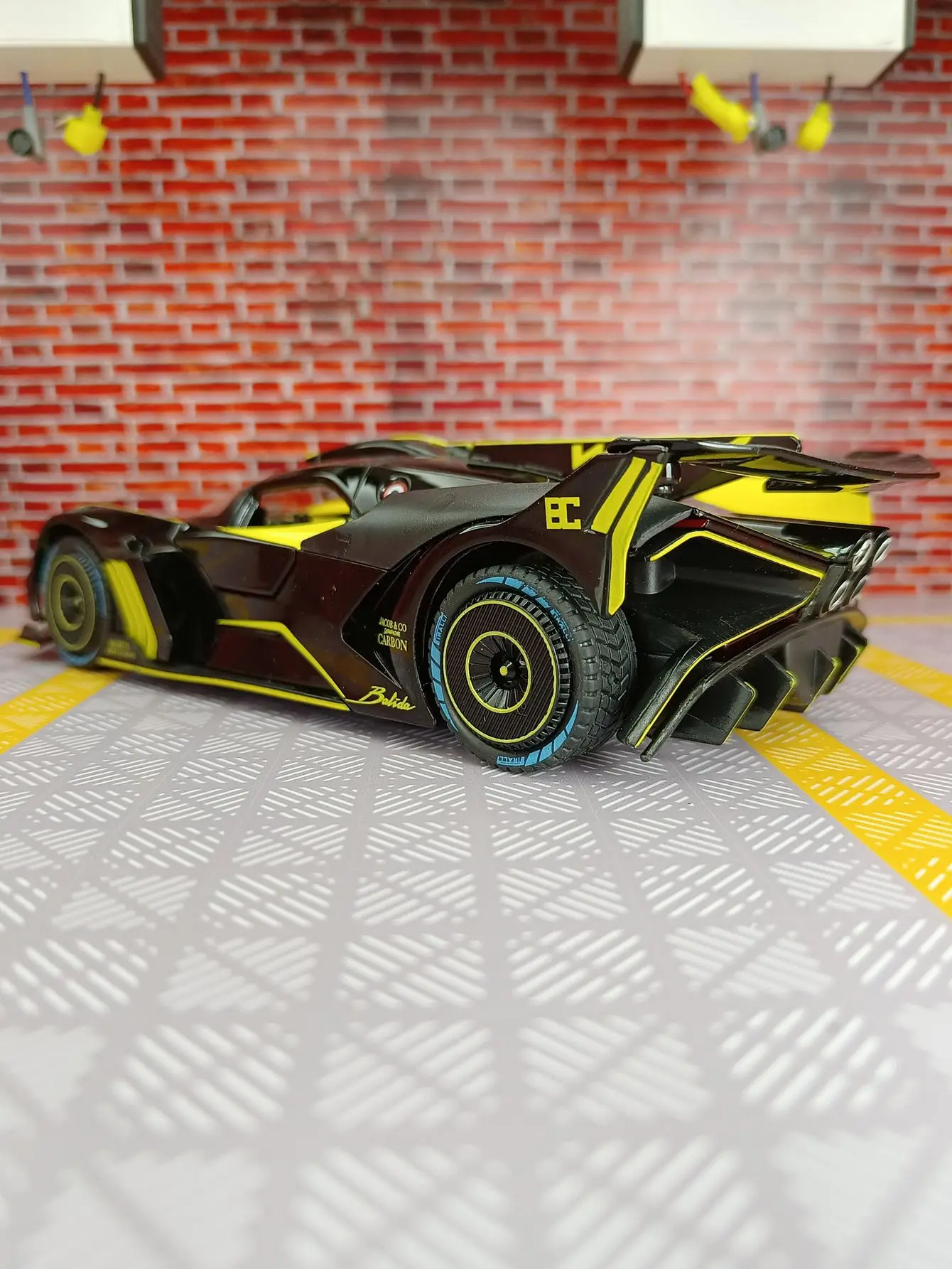 1:24 simulação Bugatti liga modelo de carro ornamentos, portas e capô do motor, porta-malas pode ser aberto, presentes de retorno de som e luz1: 2