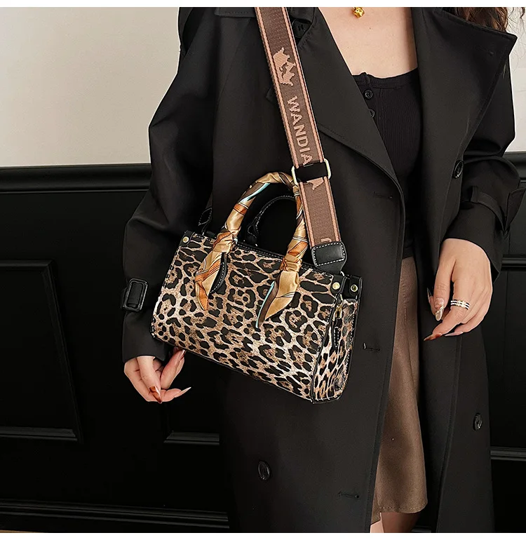 

2025 Leopard Print Square Tote Bag, Women's Spacious Vintage Shoulder Purse, Luxe Day to Night Crossbody, Casual Top Handle Bag