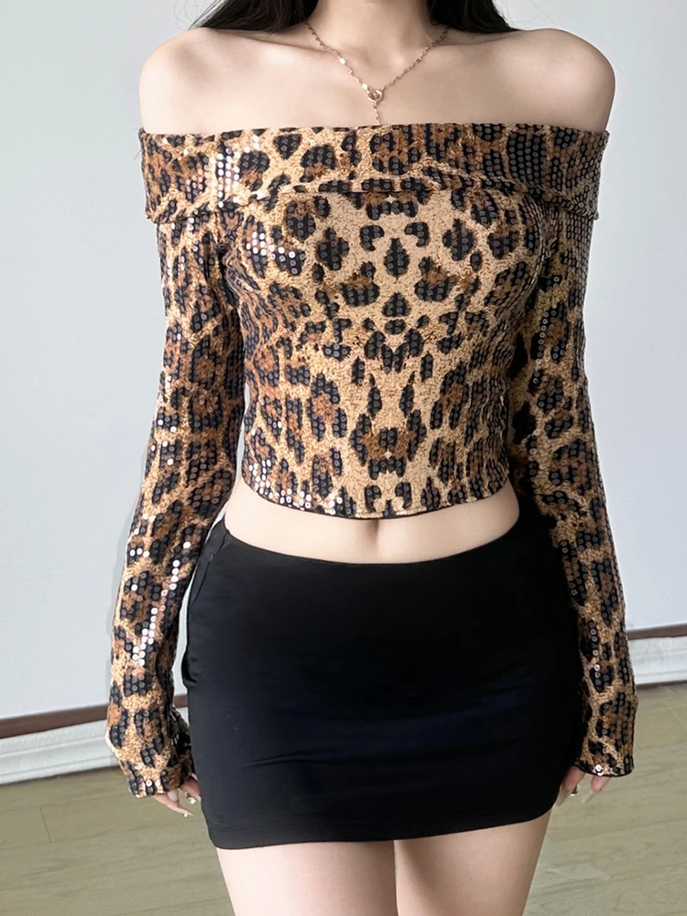 

Weekeep Ретро y2k Укороченный топ с леопардовым принтом Винтаж 2000-х годов Футболки с длинным рукавом и разрезом на шее для женщин Осенние повседневные рубашки с открытыми плечами