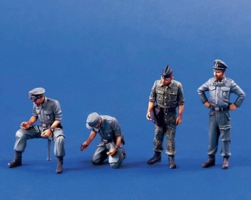 

1/35 Scale Die-Cast Resin Figure Model Kit WWII German Tankers 4 Figures Unassembled and Unpainted