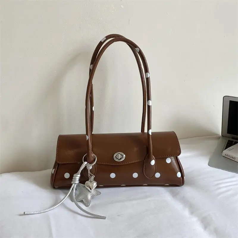 Gepunktete Hobo-Unterarmtasche, Koreanisch-Chic Damen-Handtasche mit Langem Trageriemen und Taschenanhänger, Alltagstasche für Arbeit und Pendeln – Detail 12