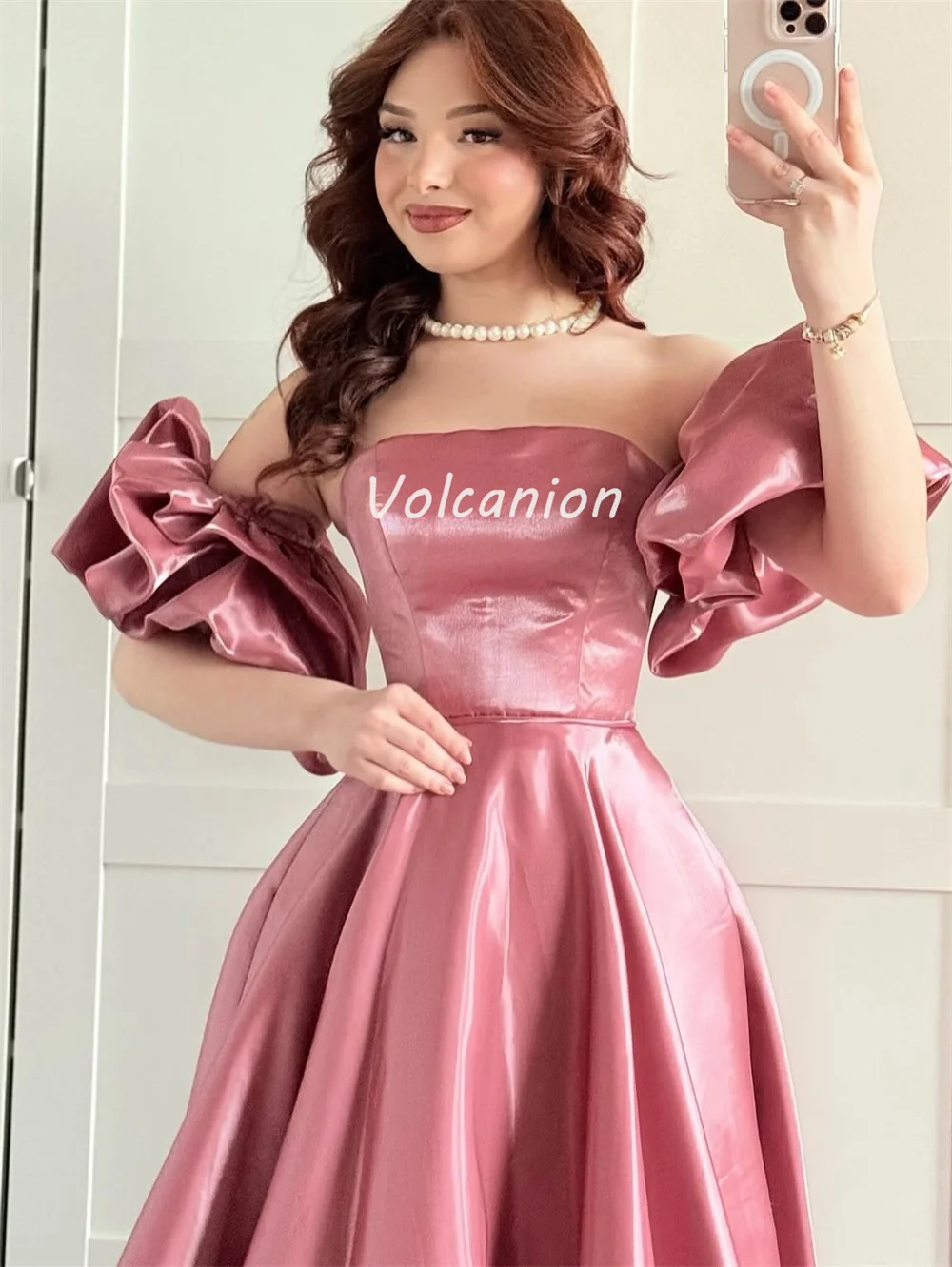 ที่กําหนดเองสไตล์โมเดิร์นประณีต Charmeuse Ruched จีบ A-Line Ball Gown Off-the-ไหล่ชุดยาว Bespoke โอกาสชุด