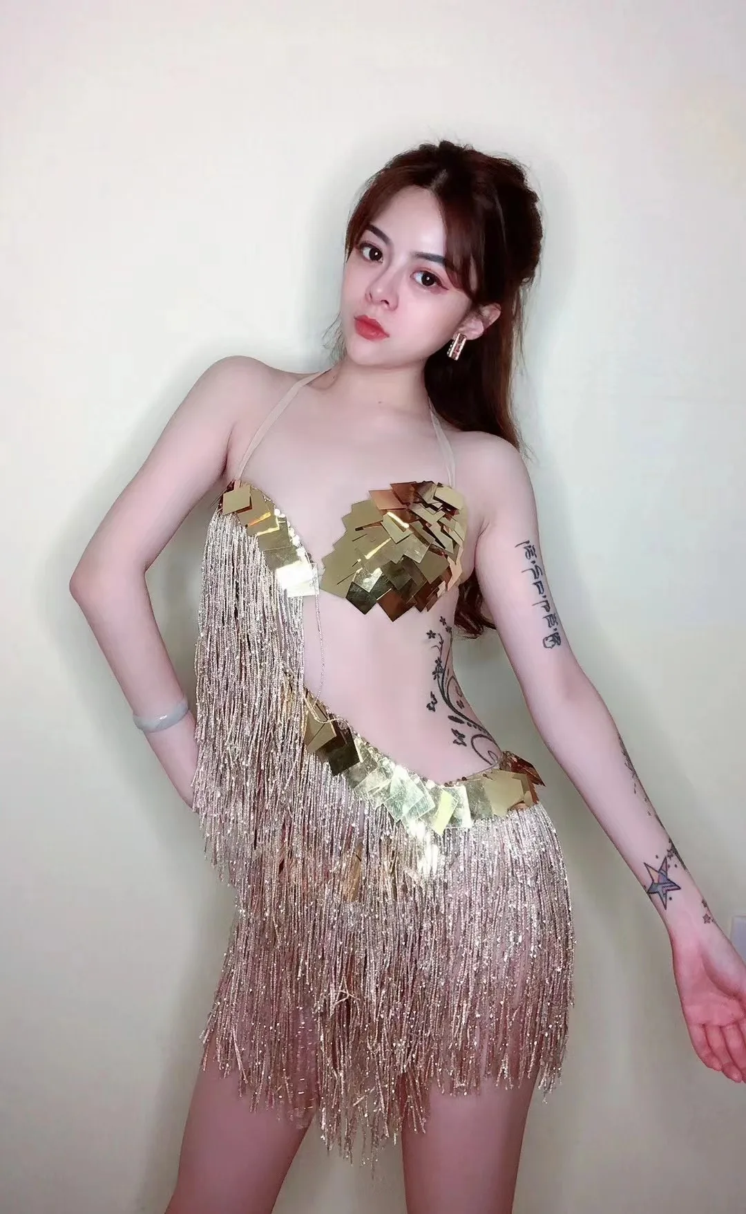 

SparklyGoldSequinsFringesDressWomenNightclubTasselDanceCostumeStage WearBirthdayOutfitsSexyPoleDanceClothing