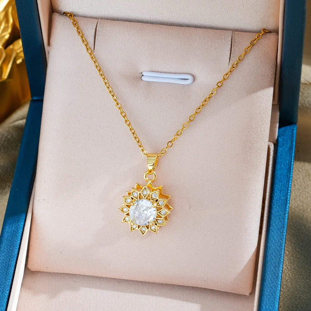 The elegant lady's rotating flower necklace features a unique design. Simple, fashionable, trendy, versatile and excellent