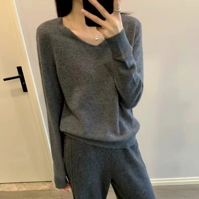 เสื้อสเวตเตอร์แคชเมียร์คอวีทรงหรูหราสำหรับผู้หญิง ฤดูใบไม้ร่วงและฤดูหนาว ทรงหลวมและนุ่ม พร้อมเนื้อผ้าถักจากขนสัตว์ที่หนาขึ้น