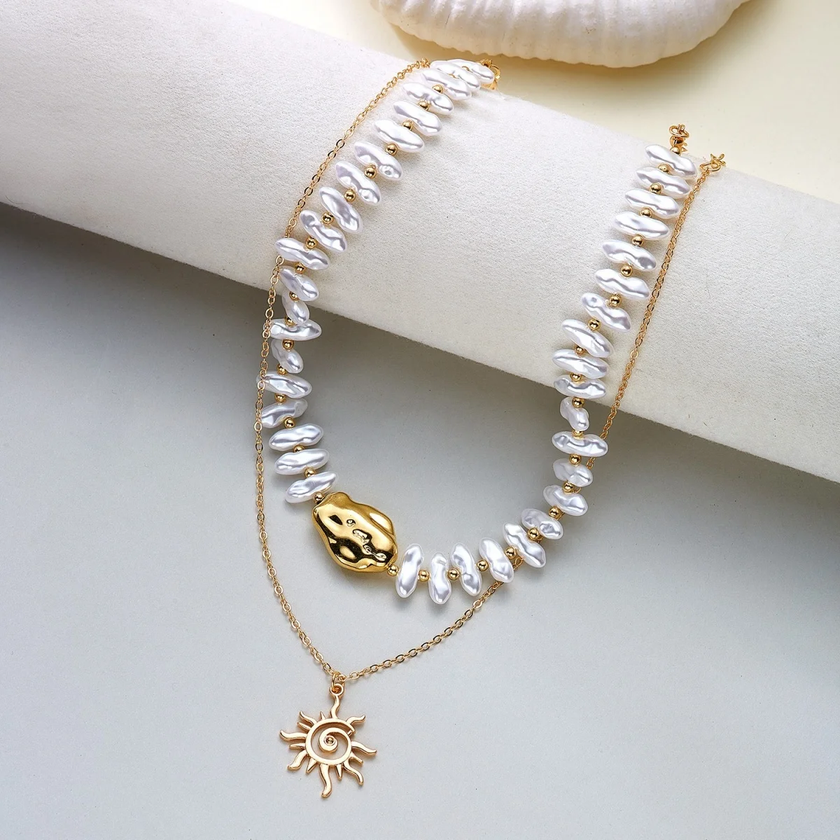 Retro-Halskette mit unregelmäßigen Muschelperlen in Maillard-Farben und Sonnenwirbel-Anhänger für Damen und Herren, doppellagige Sonnenblumen-Kette, Choker-Schmuck – Detail 27