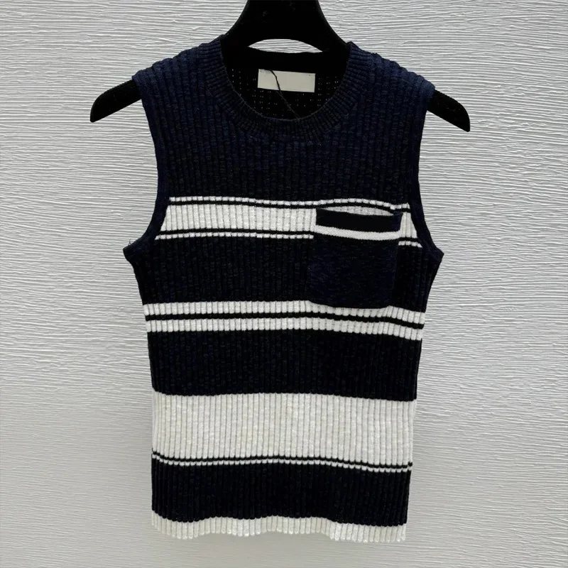 

Высококачественный женский вязаный жилет с круглым вырезом, черно-белым классическим стилем в двойную полоску и карманом 25802141.