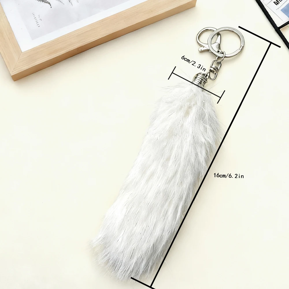 سلاسل مفاتيح من الفرو الصناعي المنفوش: سحر أنيق وناعم الملمس للمفاتيح والحقائب، مع تصميمات لافتة للنظر للإكسسوارات العصرية