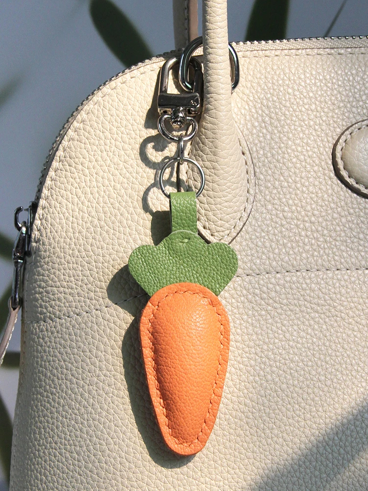 سلسلة مفاتيح صغيرة على شكل جزرة كرتونية، إكسسوار جلدي فريد ولطيف مصنوع يدويًا ورائع.